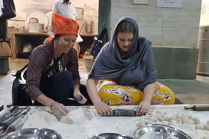 Luxury Rickshaw Tour of Old Delhi - Choosing between monuments, markets, and worship places