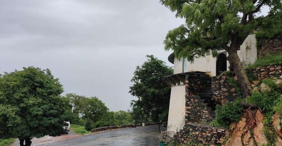 Monsoon Palace (Sajjangarh) E-bike Trail - Arriving at the unfinished Monsoon Palace