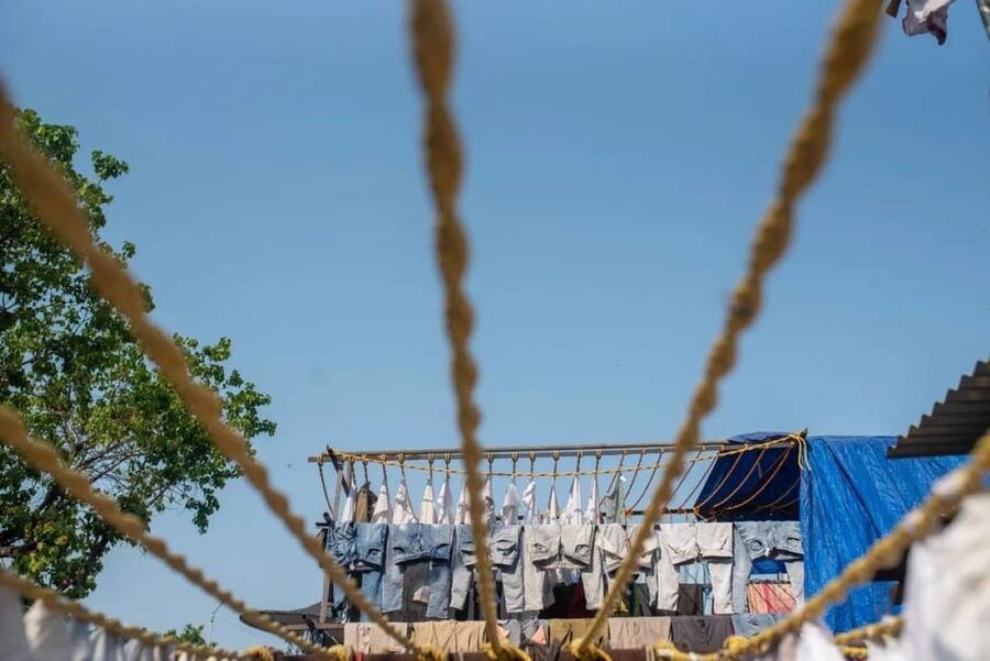 Mumbai: Dharavi Slum and Dhobi Ghat Laundry Tour - The 15-minute Mumbai local train ride