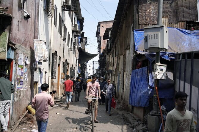 Mumbai Dharavi Slum, Dhobi Ghat & Dabbawala Lunchbox Tour - What the guides add to the experience