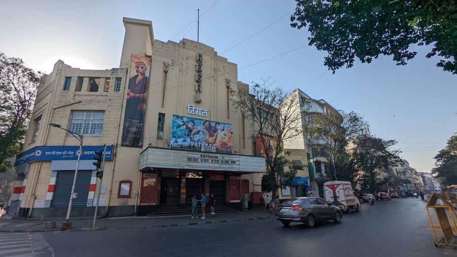 Mumbai: Dharavi Slum, DhobiGhat, and Dabbawallas Tour - Finding the dabbawallas near Churchgate