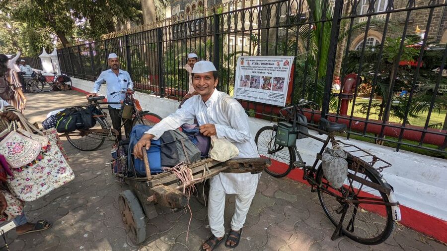 Mumbai: Dharavi Slum, DhobiGhat, and Dabbawallas Tour - Guide quality and group size