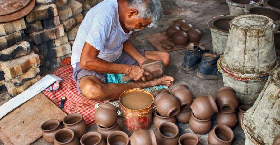 Mumbai: Dharavi Slum, DhobiGhat, and Dabbawallas Tour - Taking Mumbai’s local train to Dharavi