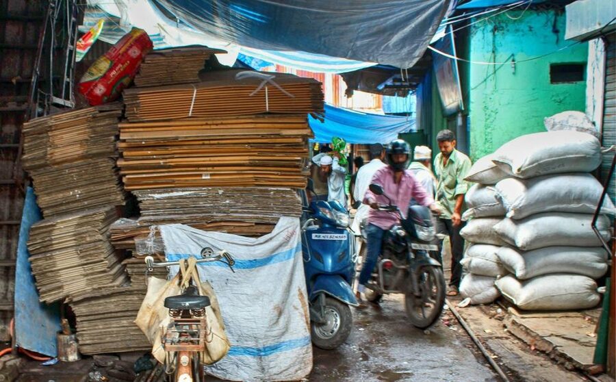 Mumbai: Dharavi Slum Slumdog Millionaire Tour with a Local - Choosing between a short walk, transfers, and lunch