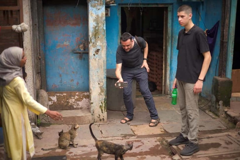 Mumbai Dharavi Slum Tour With Local English Guide - How different guides shape the experience