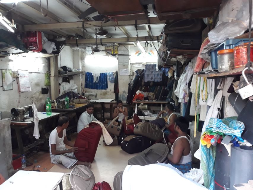 Mumbai: Dharavi Slum Walking Tour with Local Slum Dweller - A vegetarian lunch with a local family
