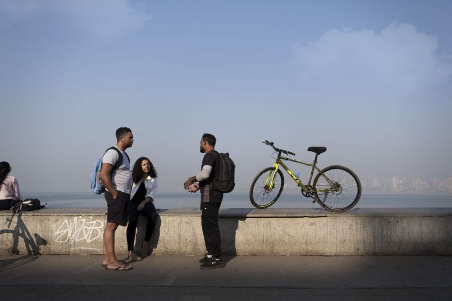 Mumbai: Early Morning Bicycle Tour - Gateway of India before the crowds arrive