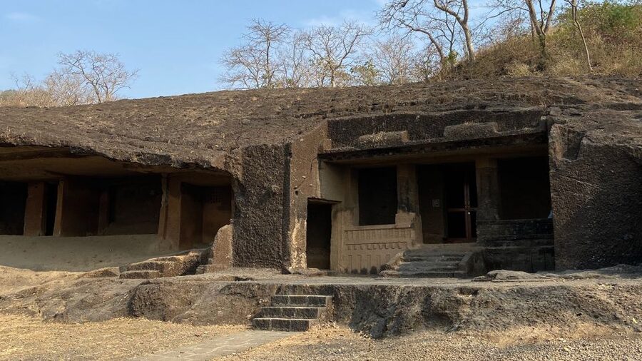 Mumbai: Kanheri Caves and The Golden Pagoda Temple - The short meditation experience