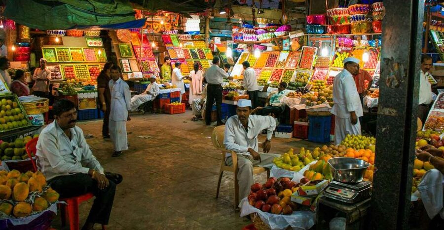Mumbai: Local Markets & Temples Tour - Mangaldas Market and the clothing trade