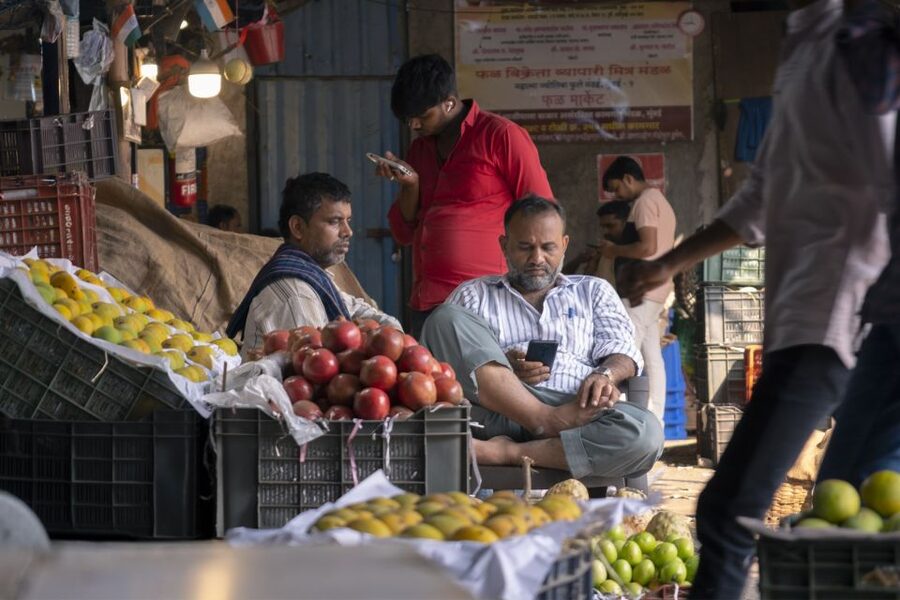 Mumbai: Local Markets & Temples Tour - Walking through Mumbai’s narrow lanes
