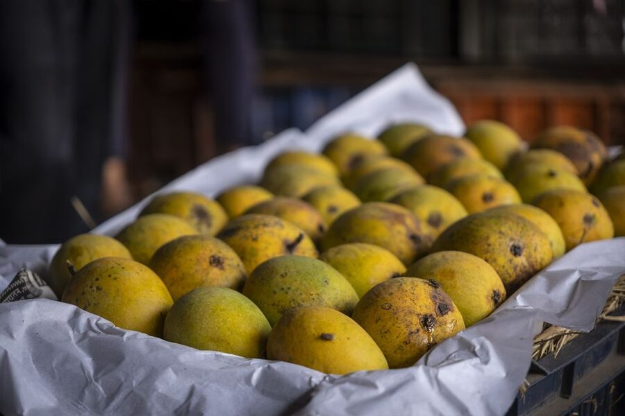 Mumbai: Local Markets & Temples Tour - From Regal Cinema to Crawford Market