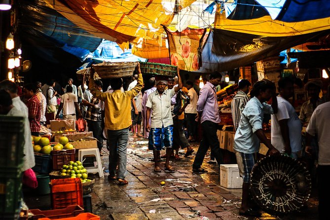 Mumbai Market Tour in Private Vehicle - Mangaldas Market: fabrics and clothing in close quarters