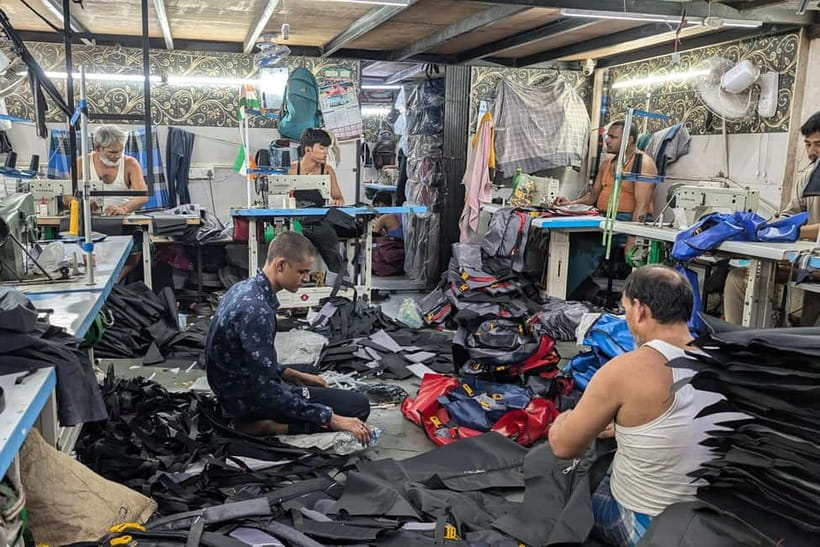 Mumbai: Private Dhobi Ghat Laundry & Slum Tour with Pickup - The industries that make Dharavi more than a stereotype