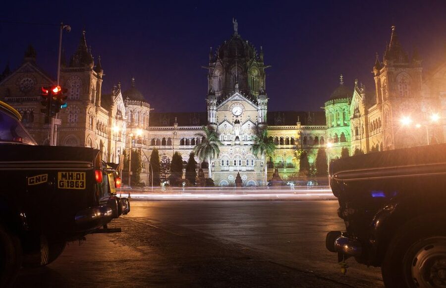 Mumbai: Private Walking Tour with a Local - Trains, Taxis, and Auto-Rickshaws