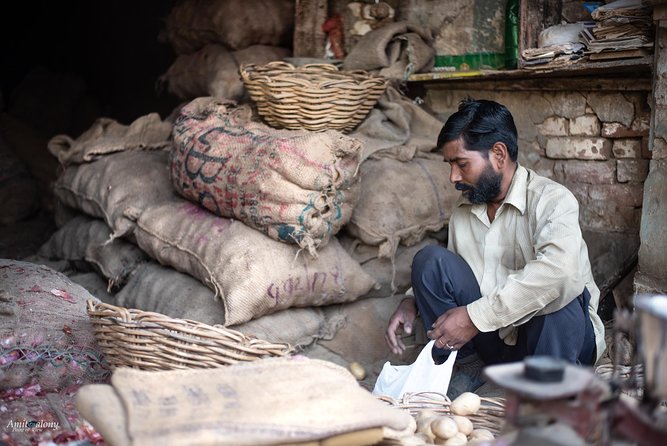 New Delhi Slum Walking Tour - What the guide adds to the experience
