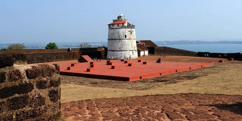 North Goa: Sightseeing Tour Sharing Coach - Language, guiding, and group rhythm