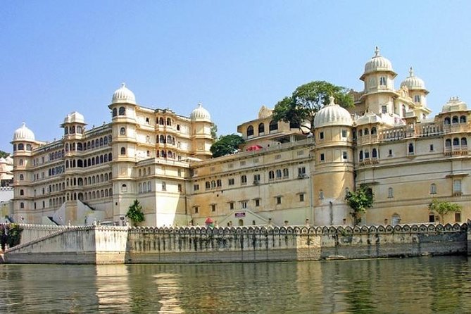 Private Day Tour To Kumbhalgarh Fort And Ranakpur Jain Temple From Udaipur - The road between the two sights