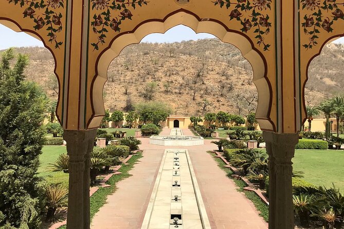 Private Jaipur Half-Day: Amber Fort, Stepwell, Jal Mahal & Gaitor - Hawa Mahal, Jantar Mantar and City Palace