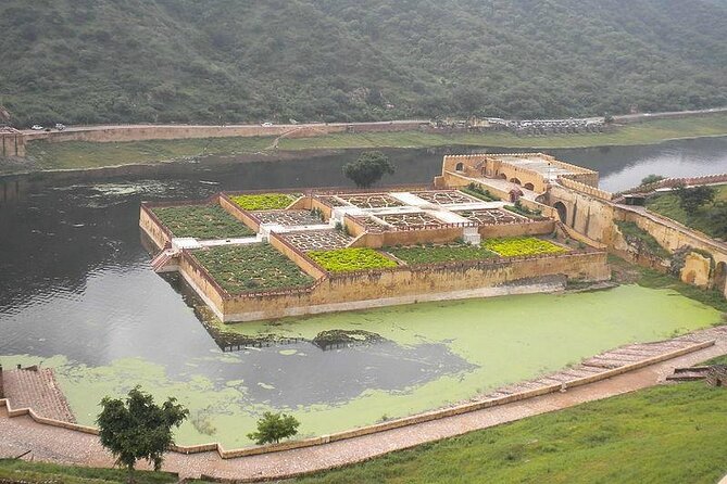 Private Jaipur Pink City Tour by Car & Driver with a Tour Guide - City Palace: Jaipur’s royal heart