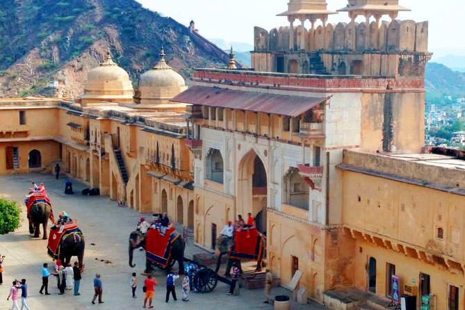 Private Jaipur sightseeing Tour by Car - All Inclusive - Hawa Mahal: a short stop with a famous facade