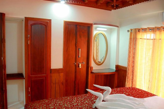 Private Kerala Backwaters Houseboat Cruise with Lunch from Kochi - What you see on the Alleppey backwaters