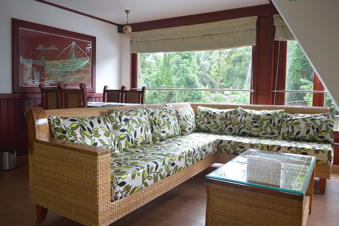 Private luxury Houseboat trip at Alleppy Backwaters. - Cruising the lake linked to the snake boat race