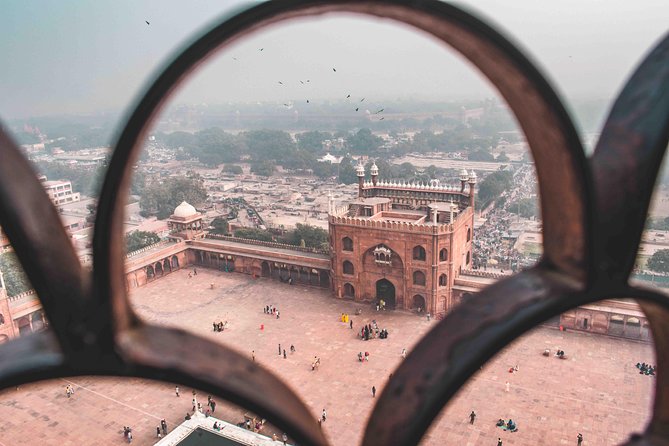 Red Fort & Old Delhi: Half Day Heritage Walking tour - A quiet pause at Sis Ganj Gurudwara