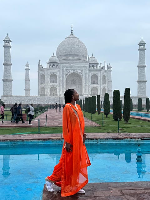 Rent a sari or kurta pajama for Taj Mahal visit & picture - Key points to know before booking