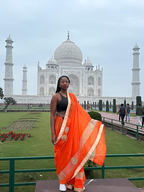 Rent a sari or kurta pajama for Taj Mahal visit & picture - Hotel pickup in Agra and the clothing shop