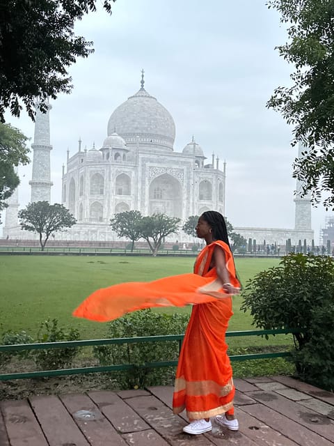 Rent a sari or kurta pajama for Taj Mahal visit & picture - Making the most of your photo time