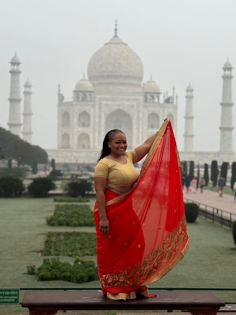Rent a sari or kurta pajama for Taj Mahal visit & picture - Who will enjoy this experience most