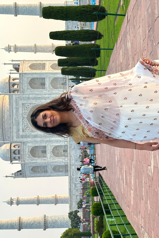 Rent a sari or kurta pajama for Taj Mahal visit & picture - Choosing between a sari and kurta pajama