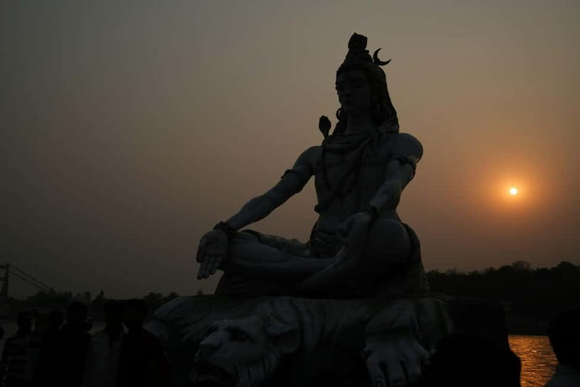 Rishikesh: Full-Day Sightseeing Tour with Ganga Aarti - Lakshman Jhula and the old river crossing