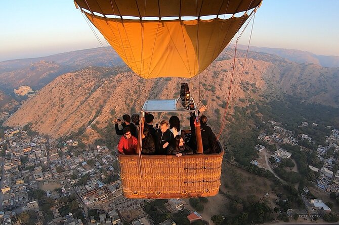 SkyWaltz Hot Air Balloon Safari - Watching the balloon come alive