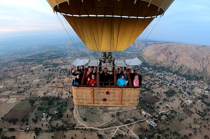 SkyWaltz Hot Air Balloon Safari - Pilots and ground crew