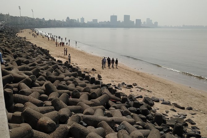 Spiritual & City Highlights: Private Mumbai Temple Tour by AC Car - From the Gateway of India to the Taj Mahal Palace