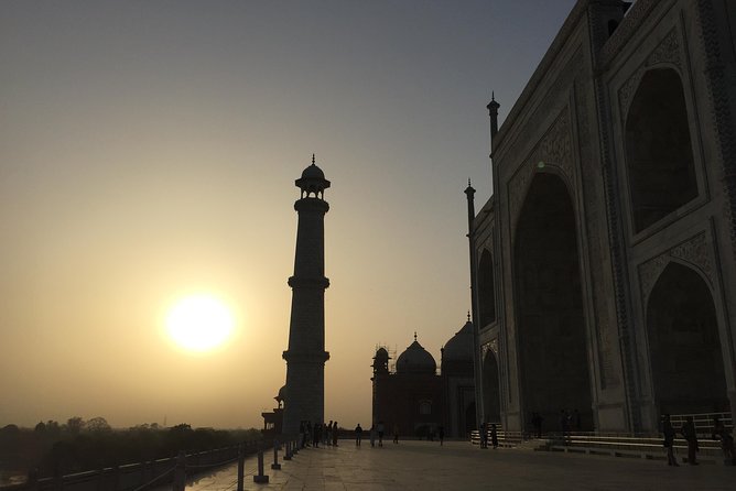 Sunrise Taj Mahal Tour With Female Tour Guide - A private car makes the eight-hour day easier