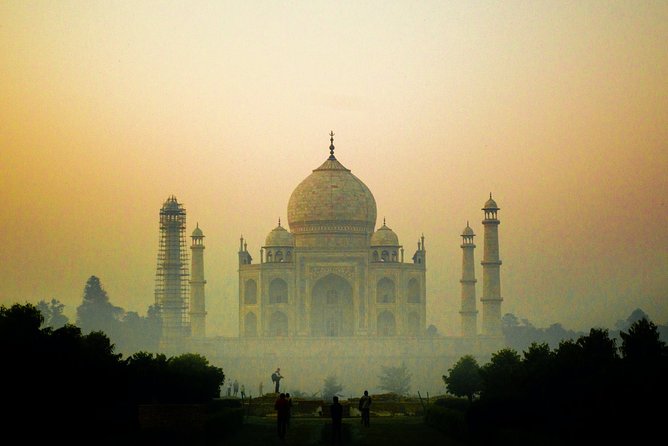 Taj Mahal Tour From Delhi By Car - Lunch at a five-star hotel