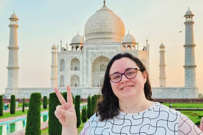 Taj Mahal visits with Licensed Guide with Entry Assistance - What the licensed guide adds