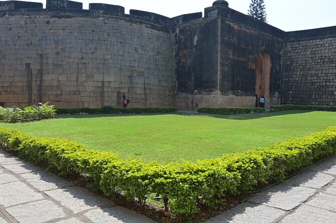 Tipu Palace + Koté Vishnu + Fort + KR Market + Jain Temple = Bengaluru Pété Walk - KR Market, where Bengaluru turns up the volume