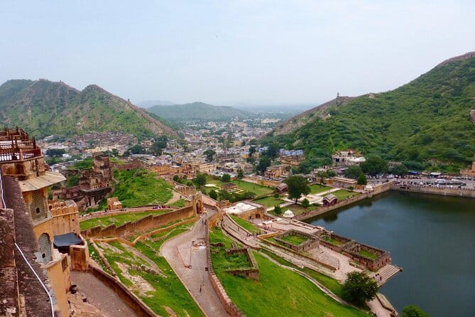 Travel Through the Streets of Jaipur by Tuktuk with a Local - Amber Fort and the stepwell: the strongest pairing