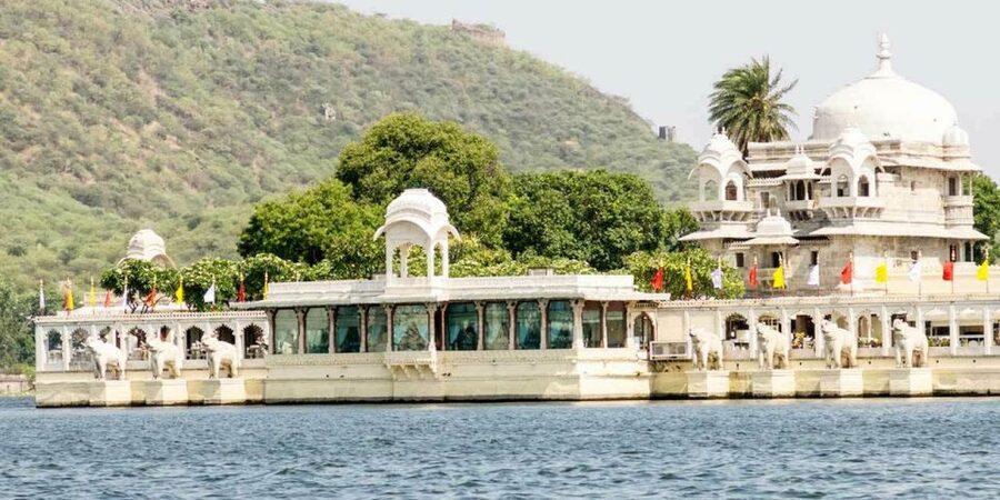 Udaipur: City Palace Museum Tour and Lake Pichola Boat Tour - Jagdish Temple, an active place of worship