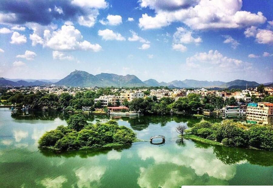 Udaipur: City Palace Museum Tour and Lake Pichola Boat Tour - Lake Pichola by shared boat
