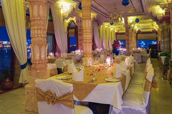Udaipur: Jag Mandir Island Dinner with Boat Ride transfers - Walking around the island before dinner
