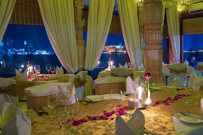Udaipur: Jag Mandir Island Dinner with Boat Ride transfers - Choosing between the indoor and outdoor dinner setting