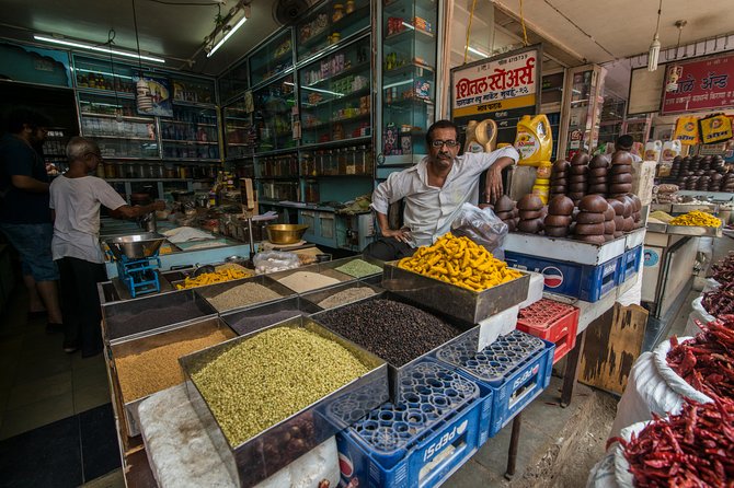 Ultimate Mumbai Full Day: Sights, Bollywood Dance, Lunch & Spices - Churchgate and the famous lunchbox network