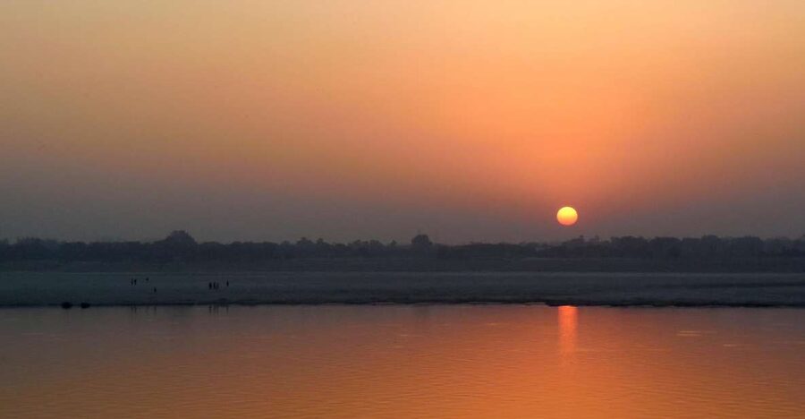 Varanasi: Sunrise Boat Tour with Arti Ceremony - Watching the arti and havan at Assi Ghat